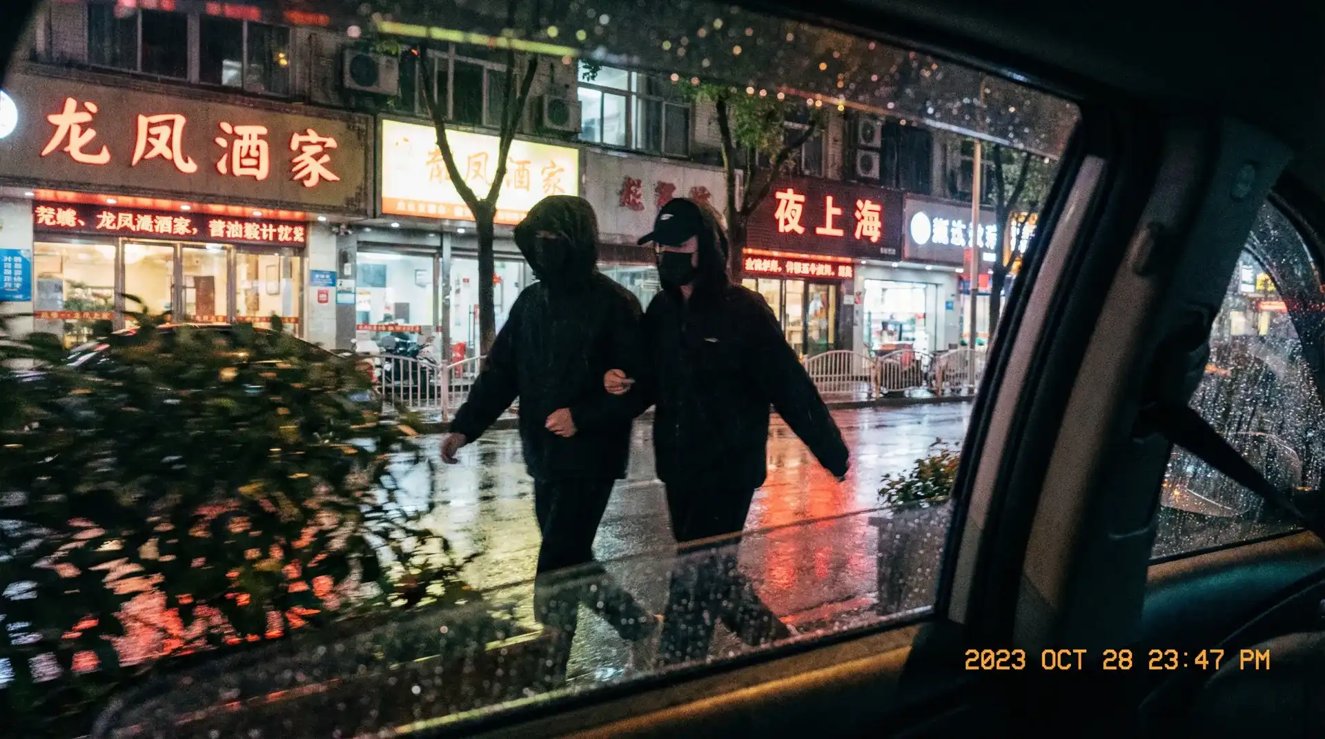 九州娱乐 - 顶流明星深夜密会现场抓拍照片